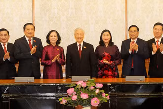 Tổng Bí thư Nguyễn Phú Trọng, Thủ tướng Phạm Minh Chính và các đại biểu tại Lễ công bố Quyết định của Bộ Chính trị phân công Trưởng Ban Tổ chức Trung ương và Trưởng Ban Dân vận Trung ương. 