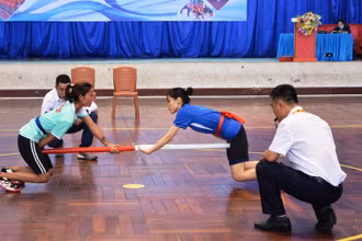 Các vận động viên thi đấu nội dung đẩy gậy. 