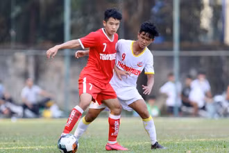 Khi bị dẫn trước , U19 PVF bắt đầu dồn sức tấn công. (Ảnh: VFF)