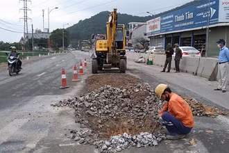 Đơn vị thi công sửa chữa hư hỏng mặt đường trên quốc lộ 1, đoạn qua địa phận tỉnh Thanh Hóa. (Ảnh: Tổng cục Đường bộ Việt Nam)