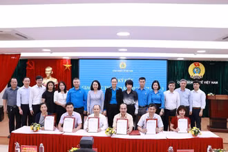 Các đơn vị ký kết tham gia Chương trình “75 nghìn sáng kiến vượt khó, phát triển”.