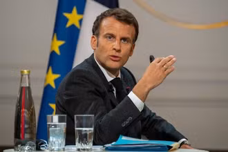 Tổng thống Pháp Emmanuel Macron cho biết trong khoảng 80-100 ngày tới, Pháp sẽ sản xuất vaccine để có thể khống chế dịch bệnh trong năm nay. (Ảnh: Le Parisien)