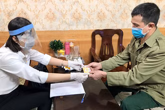 Chi trả lương hưu và trợ cấp BHXH tại nhà ở Hải Dương (Ảnh minh họa: VSS).