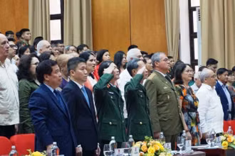 Các đại biểu tham dự Kỷ niệm 60 năm chiến thắng Hiron của nhân dân Cuba.