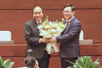 Chủ tịch Quốc hội Vương Đình Huệ tặng hoa, chúc mừng đồng chí Nguyễn Xuân Phúc. (Ảnh: ANH HUY)