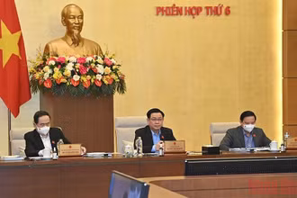 Chủ tịch Quốc hội Vương Đình Huệ cùng các Phó Chủ tịch Quốc hội dự phiên họp. (Ảnh: DUY LINH)
