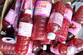 Lực lượng chức năng phát hiện nhiều loại thực phẩm không rõ nguồn gốc tại hiện trường.