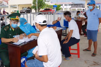 Tăng cường kiểm soát dịch tại các cảng cá trên địa bàn TP Vũng Tàu. (Ảnh: NGUYỄN NAM)