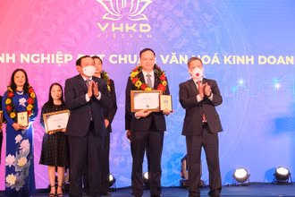 Ông Lê Quang Vinh, Phó Tổng Giám đốc Vietcombank nhận Chứng nhận doanh nghiệp đạt chuẩn văn hóa kinh doanh Việt Nam và kỷ niệm chương từ Ban Tổ chức chương trình.