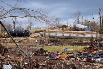 Lốc xoáy kinh hoàng khiến cả 1 đoàn tàu trật bánh ở Earlington, Kentucky, Mỹ, ngày 11/12/2021. (Ảnh: Reuters)