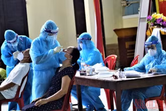 Lấy mẫu xét nghiệm nhanh ở TP Vinh, Nghệ An.