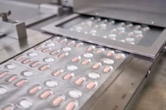 Paxlovid, thuốc viên điều trị Covid-19 do Pfizer sản xuất tại Ascoli, Italia. Ảnh: Reuters.