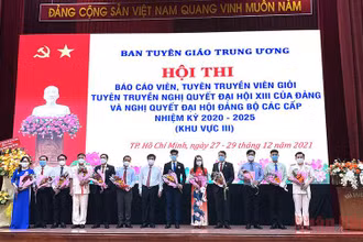Ban tổ chức tặng hoa cho các thí sinh tham gia Hội thi. 