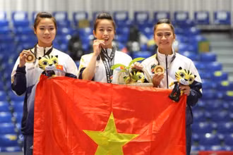 Châu Tuyết Vân (giữa), cùng các vận động viên Liên Thị Tuyết Mai và Nguyễn Thị Lệ Kim giành huy chương Vàng nội dung quyền đồng đội nữ của môn Taekwondo tại SEA Games 29 ở Malaysia, hồi tháng 8/2017. (Ảnh: Quốc Khánh/TTXVN)