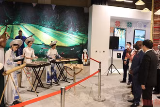 Biểu diễn nghệ thuật truyền thống giới thiệu văn hóa Việt Nam tại EXPO 2020.