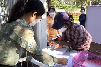 Bảo hiểm xã hội quận Thủ Đức tiếp nhận hồ sơ của người lao động để chi hỗ trợ từ Quỹ Bảo hiểm thất nghiệp.