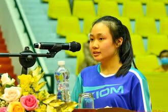 VĐV Nguyễn Thị Mai Phương thay mặt các VĐV tuyên thệ tại lễ khai mạc. (Ảnh: Duy Linh)