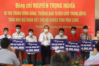 Trưởng Ban Tuyên giáo Trung ương Nguyễn Trọng Nghĩa trao 20 căn nhà đại đoàn kết cho hộ nghèo huyện Vũng Liêm, tỉnh Vĩnh Long. (Ảnh: BÁ DŨNG)