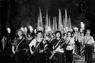 Tháng 5/1964, phong trào “3 sẵn sàng” được phát động trong thanh niên thủ đô, sau đó lan rộng khắp miền bắc. Thành công của phong trào “3 sẵn sàng” ở miền bắc và cùng với phong trào “5 xung phong” ở miền nam đã khơi dậy, hun đúc và khuyến khích tinh thần nhiệt huyết của tuổi trẻ, đưa hàng triệu thanh niên đi vào tuyến đầu của cuộc kháng chiến, góp phần to lớn vào thắng lợi của sự nghiệp kháng chiến chống Mỹ, giải phóng miền nam, thống nhất đất nước. (Ảnh: TTXVN)