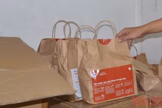 Túi thuốc chăm sóc F0 tại nhà.