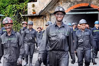 Thợ lò tan ca. (Ảnh minh họa)