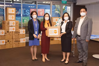 Lễ trao tượng trưng thiết bị và vật tư y tế phòng, chống dịch Covid-19 của UNFPA cho đại diện Bộ Y tế. (Ảnh : UNFPA) 