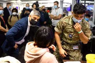 Thị trưởng London, Sadiq Khan đến thăm 1 trung tâm tiêm phòng Covid-19 tại sân vận động Stamford Bridge của câu lạc bộ bóng đá Chelsea, London, Anh, ngày 18/12/2021. (Ảnh: Reuters)