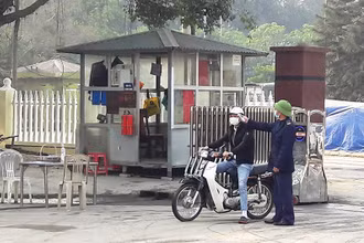 Kiểm tra thân nhiệt người lao động đến cơ sở sản xuất tập trung ở Khu công nghiệp Lễ Môn, thành phố Thanh Hóa.