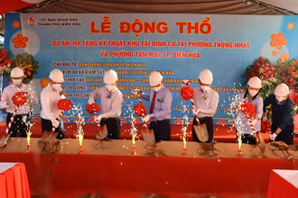 Chủ tịch Ủy ban nhân dân tỉnh Đồng Nai Cao Tiến Dũng và các đại biểu thực hiện nghi thức khởi công.