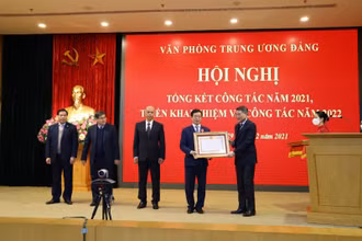 Đồng chí Lê Minh Hưng trao Huân chương Lao động hạng Ba của Chủ tịch nước tặng các cán bộ Văn phòng Trung ương Đảng.