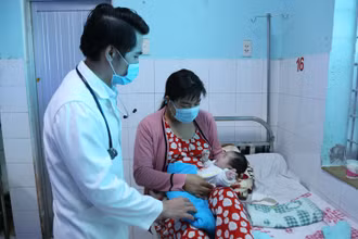 Nhờ các bác sĩ theo dõi và điều trị tích cực, bé đã ổn định và đủ điều kiện xuất viện.