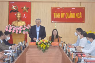 Ủy viên Bộ Chính trị, Bí thư Trung ương Đảng, Chánh án Tòa án nhân dân tối cao Nguyễn Hòa Bình phát biểu tại buổi làm việc.
