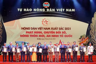 Đồng chí Vương Đình Huệ, Chủ tịch Quốc hội và đồng chí Lương Quốc Đoàn, Chủ tịch Hội Nông dân Việt Nam trao danh hiệu Nông dân Việt Nam xuất sắc cho nhóm nông dân thuộc lĩnh vực chuyển đổi số, xây dựng nông thôn mới và bảo vệ an ninh quốc phòng. (Ảnh: danviet.vn)