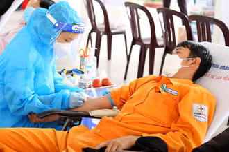 Cán bộ, nhân viên, khách hàng điện ở miền trung tham gia Tuần lễ Hồng EVN lần thứ 7.