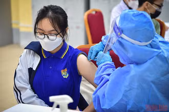 Học sinh Trường THPT Việt Đức được tiêm vaccine mũi 2 phòng Covid-19 trong sáng 23/12 . (Ảnh minh họa: Thành Đạt) 