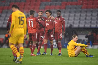 Barca tuyệt vọng trong thất bại 0-3 trước Bayern. (Ảnh: Getty Images)