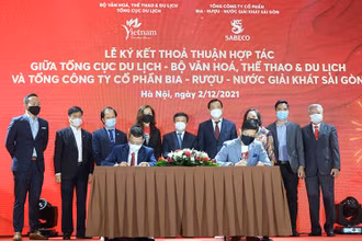 Lễ ký kết Thỏa thuận hợp tác giữa Tổng cục Du lịch và Tổng Công ty Cổ phần Bia - Rượu - Nước giải khát Sài Gòn (SABECO) (Ảnh: Tổng cục Du lịch)