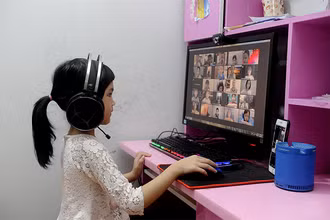 Nhóm học sinh lớp 1 chịu tác động nhiều nhất khi phải học trực tuyến do ảnh hưởng của dịch. Ảnh: Thanh Trúc