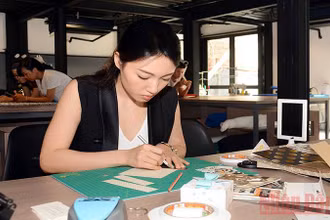 Các bạn trẻ làm việc tại Không gian sáng tạo Creative Labby Up (số 1 Lương Yên, Hai Bà Trưng, Hà Nội). Ảnh: THU HÀ