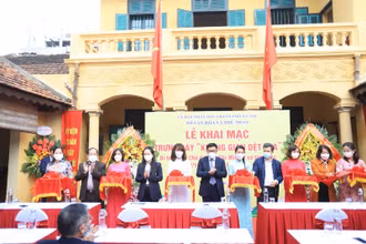 Cắt băng khai mạc trưng bày “Không gian dệt lụa”.
