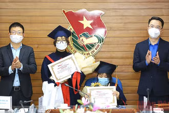 Đồng chí Nguyễn Tường Lâm, Bí thư Trung ương Đoàn (ngoài cùng bên phải) và ông Phùng Công Sưởng, Phó Tổng Biên tập Báo Tiền Phong trao học bổng “Nâng bước thủ khoa” năm 2021 tặng các nữ sinh Phí Thị Kim Oanh (ngồi ghế) và Nguyễn Hồng Minh.
