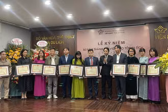Trao Bằng khen cho những tập thể, cá nhân xuất sắc đã có nhiều đóng góp cho công tác xây dựng, phát triển Viện Bảo tồn Di tích.