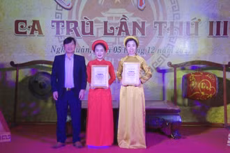 Lãnh đạo huyện Nghi Xuân trao giải xuất sắc cho hai thí sinh tham dự liên hoan. 