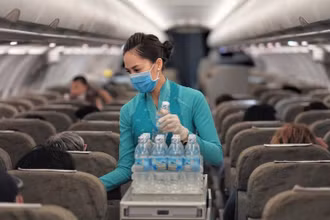 Bỏ trống các ghế giữa, đeo khẩu trang thường xuyên sẽ giúp giảm thiểu sự lây nhiễm Covid-19. (Ảnh minh họa)