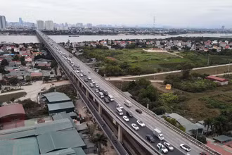 Một số điểm thi công không có biển báo, không có rào chắn khiến các phương tiện đang di chuyển với tốc độ cao phải phanh gấp.