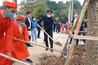 Đồng chí Ngô Văn Cương và đại diện lãnh đạo huyện Mỹ Đức cùng trồng những cây hoa gạo đầu tiên của dự án.