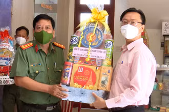 Đại tá Trương Công Dũng, Phó Giám đốc Công an tỉnh chúc mừng Giáng sinh Mục sư Nguyễn Duy Tân, Quản nhiệm Chi hội Tin Lành Bạc Liêu.