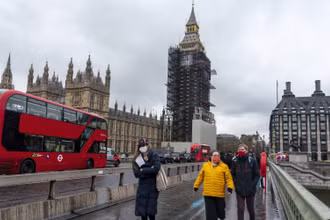 Người dân đeo khẩu trang phòng lây nhiễm Covid-19 tại London, Anh. (Ảnh: THX/TTXVN)