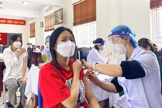 Hà Nội đang đẩy nhanh tiến độ tiêm vaccine cho học sinh để các em sớm trở lại trường học an toàn.