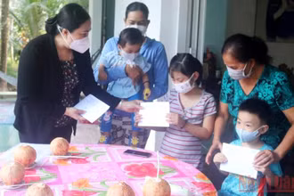 Phó Giám đốc Sở Lao động - Thương binh và Xã hội tỉnh Trà Vinh Tô Thị Thu Hồng thăm hỏi, trao tiền hỗ trợ cho gia đình các trẻ em mồ côi vì dịch Covid-19.